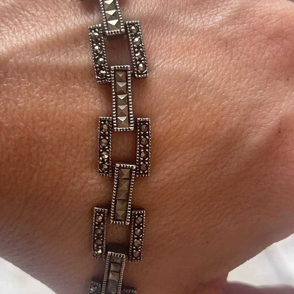 Elegant Sterling Silver 14” Marcasite Tank Track Design Necklace. - Picture 10 of 11